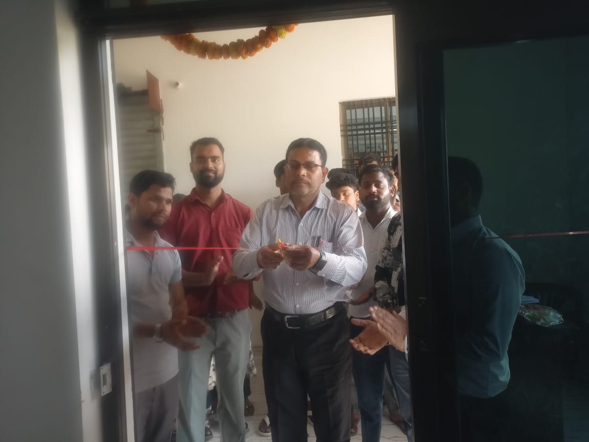 न्यूक्लियस कोचिंग क्लासेज का शुभारंभ, पत्रकार ने फीता काटकर किया उद्घाटन