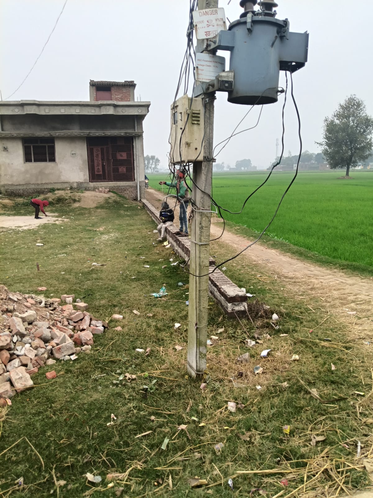 करमैनी हरिजन टोला में लटकते बिजली तार बने जानलेवा खतरा, हादसे की आशंका