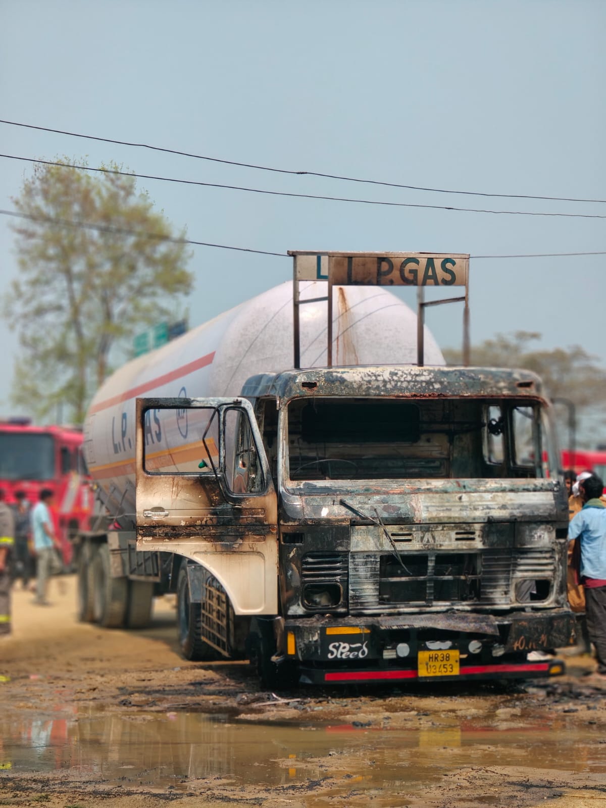 हाईटेंशन तार की चपेट में आया LPG टैंकर, लगी आग; चालक ने कूदकर बचाई जान