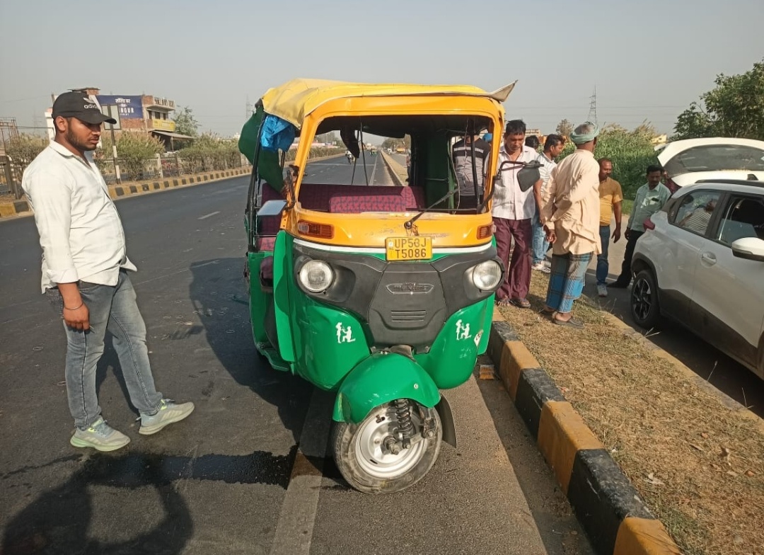 अज्ञात बोलेरों की टक्कर से आटो पल्टा,पाँच घायल