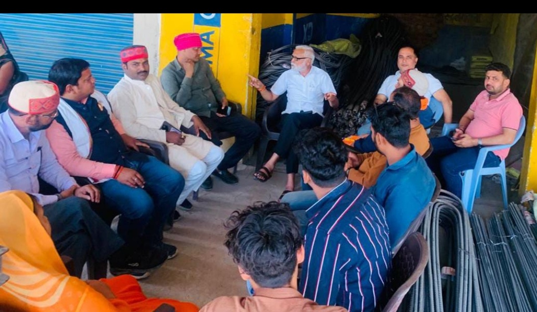 आजमगढ़::शिवसेना के प्रदेश सह संगठन मंत्री प्रमोद तिवारी ने व्यापारियों और पदाधिकारी के  साथ बैठक किया