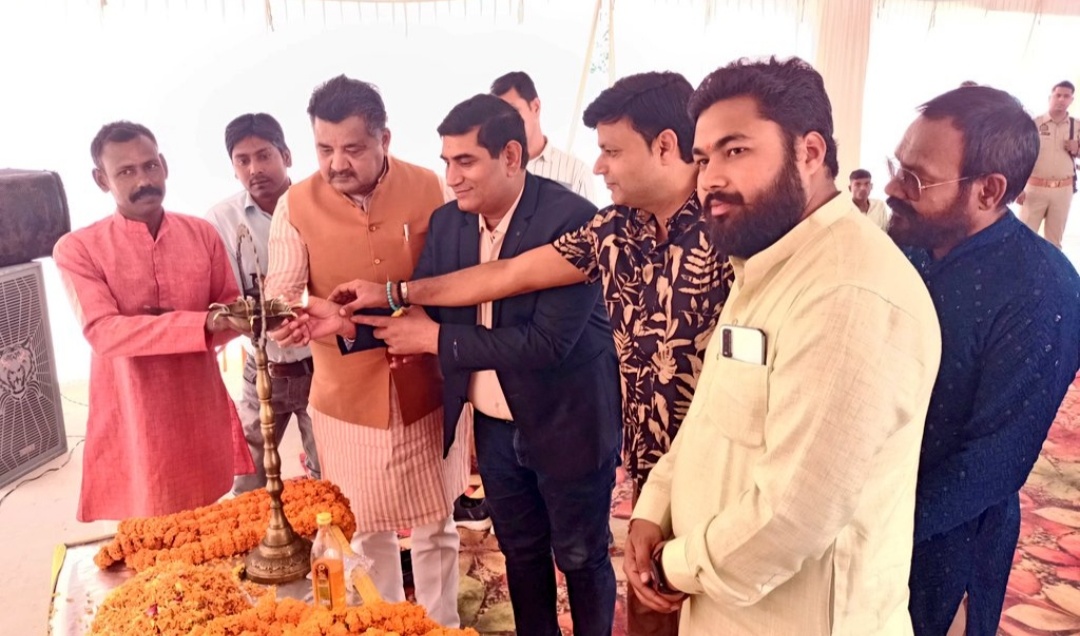 भोजपुरी गायक मनोज मिहिर ने दिव्यांगजनों द्वारा आयोजित होली मिलन समारोह में होली के गाने गाकर बाँधी समा,उनके गानों पर झूम उठे दिव्यांगजन