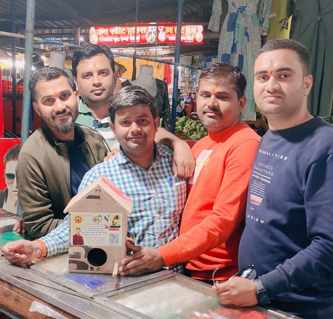 गौरैया विश्व दिवश मनिष बर्मा ने लोगों के बीच सोनबरसा बजार मे मनाया