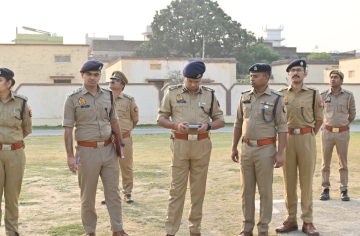 वरिष्ठ पुलिस अधीक्षक आजमगढ़ ने किया परेड का  निरीक्षण, परेड की ली सलामी