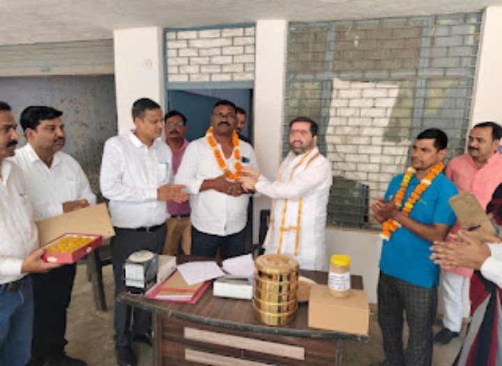 राज्य मंत्री ने गेंहू क्रय केंद्र का किया निरीक्षण,किसान को किया सम्मानित