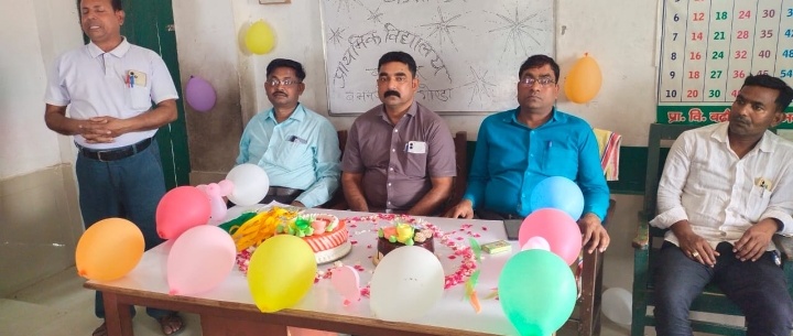 प्राथमिक विद्यालय बढौ़लीपुर में कक्षा 5 के छात्र छात्रों के विदाई समारोह में सभी की नम रही आंखें।