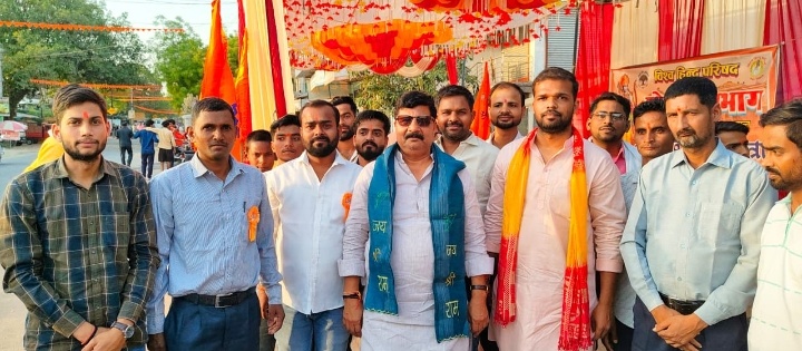 आजमगढ़::रामनवमी पर निकली भव्य शोभा यात्रा, झंकियों पर हुई पुष्पवर्षा