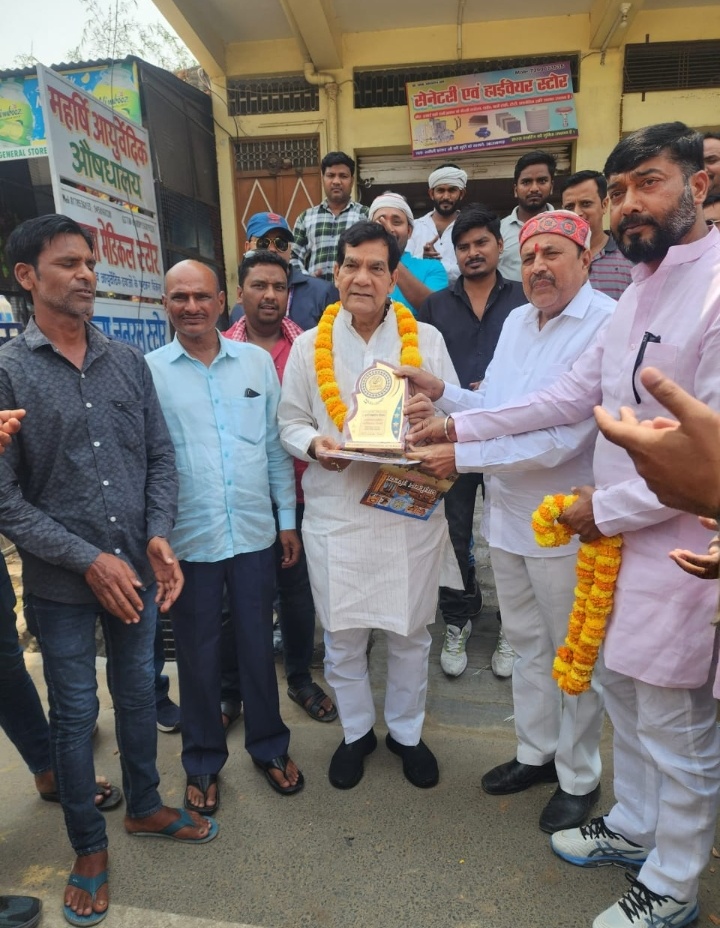 नरौली पर ऊर्जा मंत्री ए0के0 शर्मा का पदाधिकारी ने जोरदार स्वागत किया