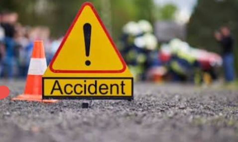 जेसीबी की टक्कर से बाइक सवार दो युवक घायल