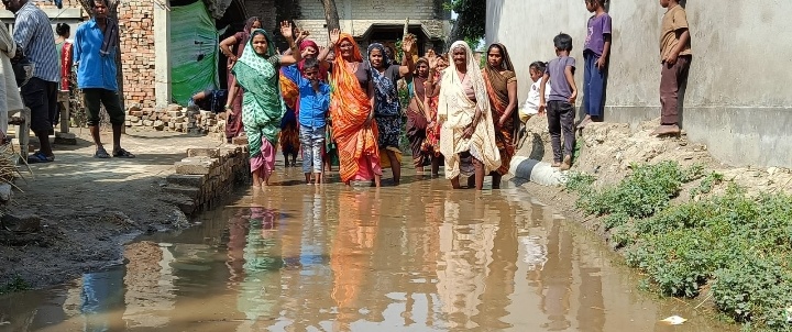 मेदवारा गांव में परेशानी का कारण बना अधूरा नाली का निर्माण, जलजमाव कीचड़ दुर्गंध से जीना हुआ मोहाल 