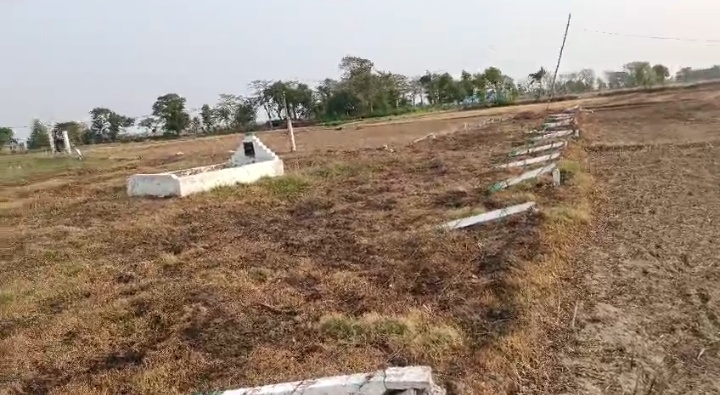 शरारती तत्वों ने तोड़ा क़ब्रिस्तान में लगा पिलर