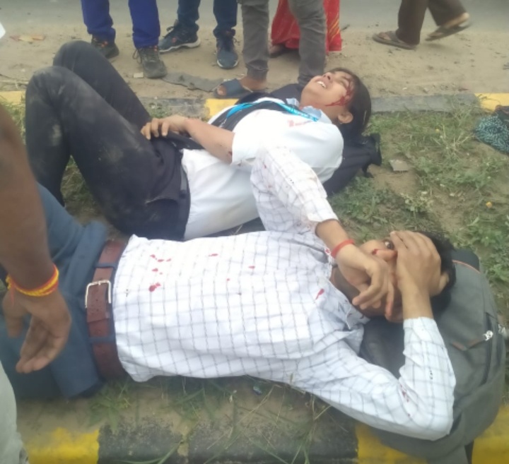 गोरखपुर -: ट्रक की ठोकर से टेम्पो पलटी छः घायल