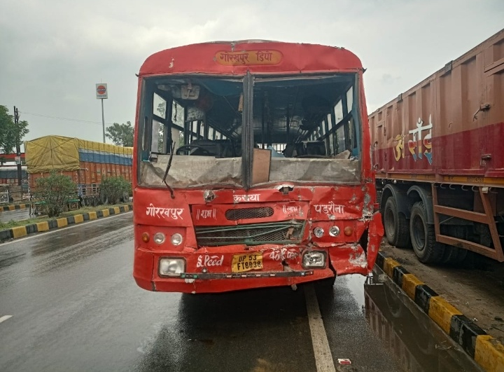कन्टेनर में पीछे से अनुबन्धित बस टकराई,आधा दर्जन यात्री घायल