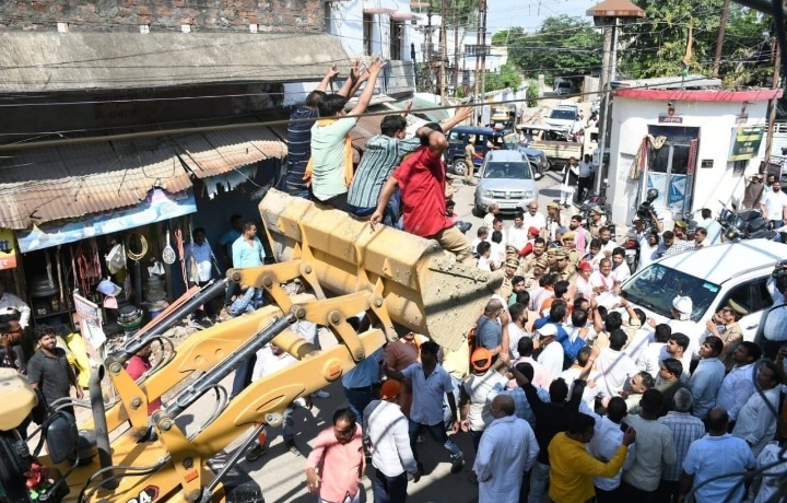 गोरखपुर में समाजवादी पार्टी प्रतिनिधिमंडल को बुलडोजर से रोका गया 