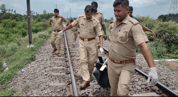 रेलवे ट्रैक पर मिला अज्ञात युवक का शव