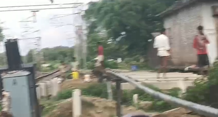 गाड़ी की ठोकर से रेलवे का गेट टूटा