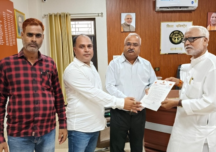शिवसेना के पदाधिकारी ने 3 सूत्रीय मांग को लेकर मुख्यमंत्री के नाम जिलाधिकारी को सौंपा  ज्ञापन 