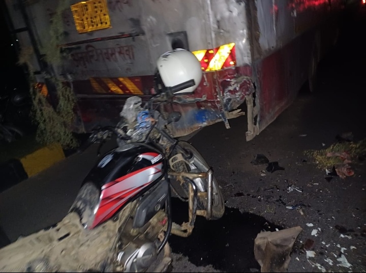 खड़ी बस में पीछे टकराकर बाइक सवार युवक की मौत