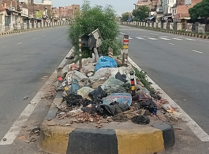 सोनबरसा बजार के फोरलेन के क्रासिंग के दोनों तरफ डिवाइडर बना कुड़ादान,जिम्मेदार मौन