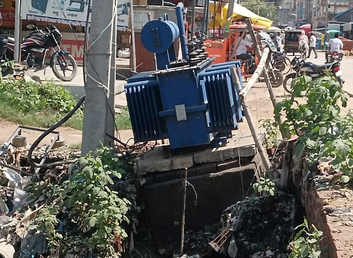 सात दिन हो गया ट्रान्सफार्मर का चबुतरा धँसे, दुर्घटना की आशंका।