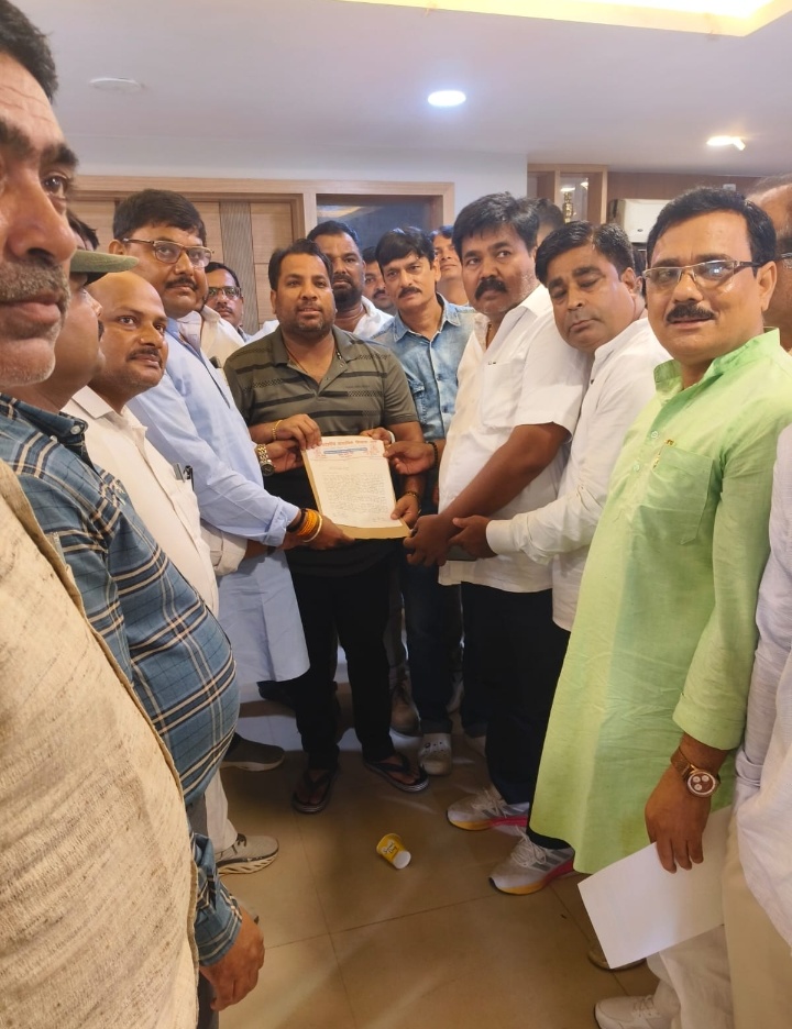 विद्यालयों के मर्जर और पेयरिंग के खिलाफ सरदार नगर में जोरदार विरोध 