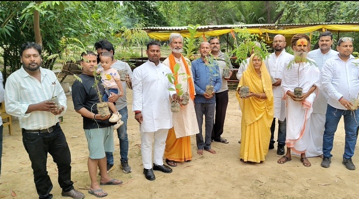 विश्व हिंदू परिषद ने भदुली गांव के गौशाला में 51 पौधे का किया वृक्षारोपण