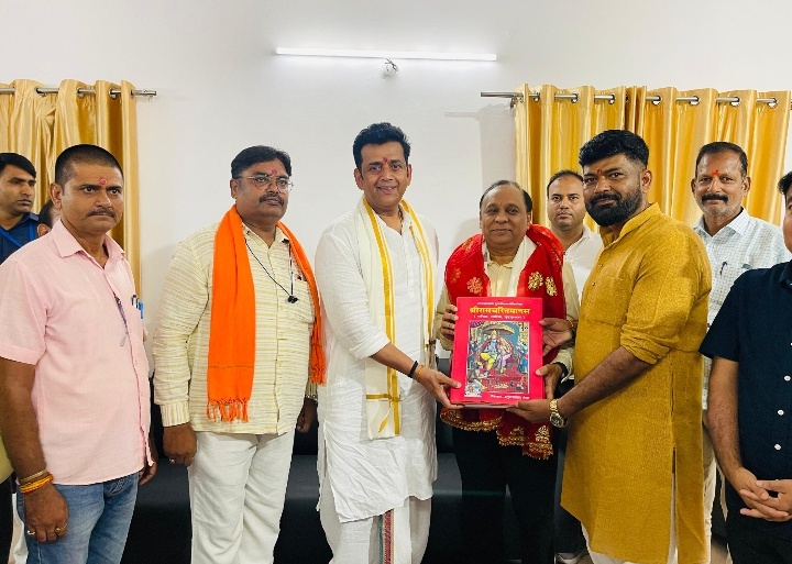 भारतीय जनता पार्टी द्वारा आयोजित गुरु पूर्णिमा पर्व अभियान के अंतर्गत रवि किशन शुक्ला ने कुलपति प्रो. जे. पी. सैनी को किया सम्मानित