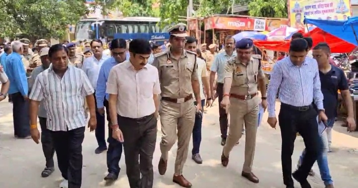 कांवड़ को लेकर जिले के सभी अधिकारियों ने बस में बैठ कर अयोध्या बार्डर तक किया निरीक्षण