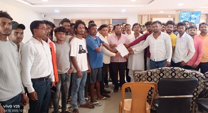 अनैतिक कार्यो में लिप्त होने का आरोप लगाकर होटलो को बन्द कराने को विधायक को दिया ज्ञापन