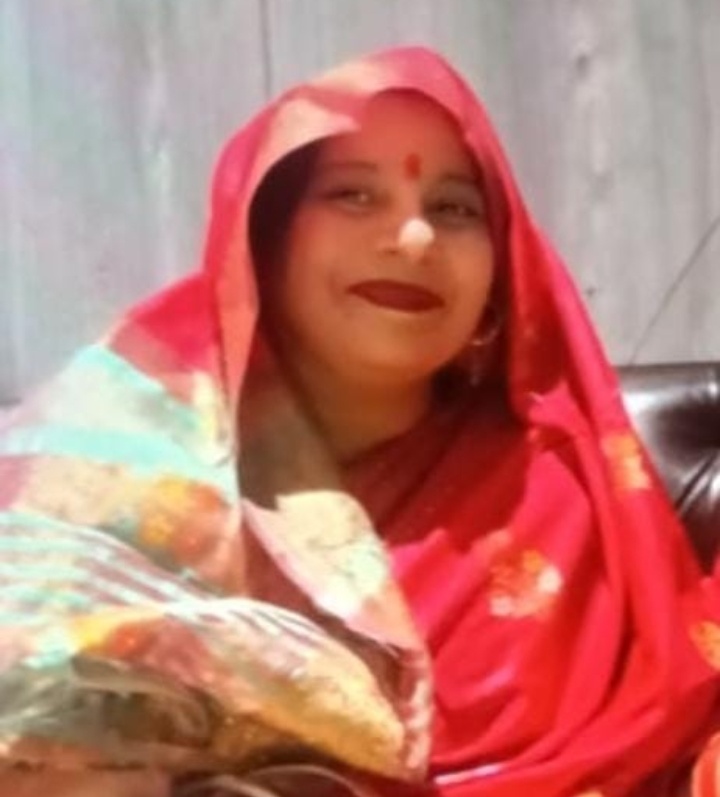 दो बच्चों की मां का छत की कुंडी से लटकता शव पुलिस की मौजूदगी में उतारा गया 