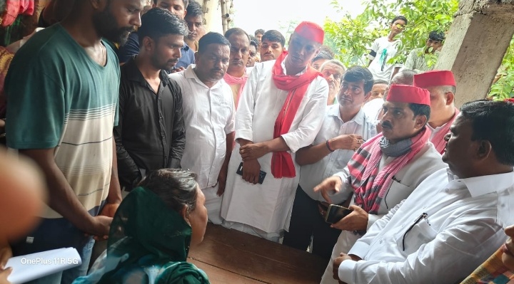 अखिलेश यादव के निर्देश के क्रम में गोरखपुर के कतरारी में पहुंचा प्रतिनिधिमंडल 