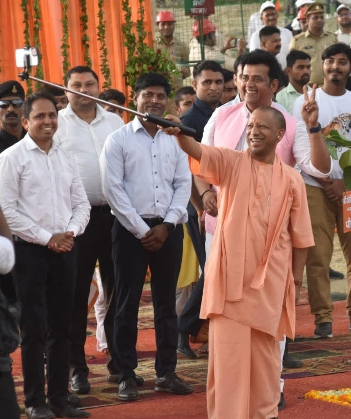 प्रदेश के सबसे लंबे कार्यकाल वाले मुख्यमंत्री बनने पर सांसद रवि किशन शुक्ला ने दी हार्दिक बधाई