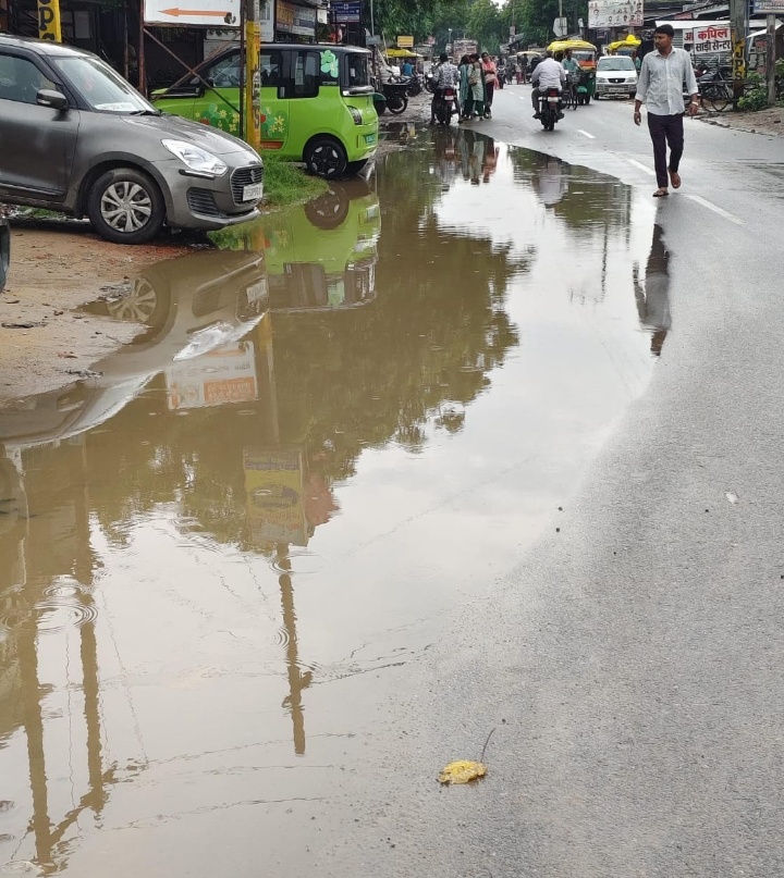 हल्की बारिश से भी झंगहां चौराहे की सड़कों पर हो जाता है आफत