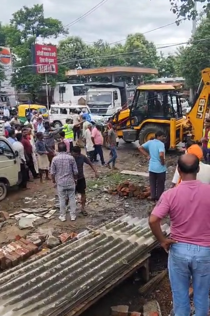 एनएचएआई के प्रशासन ने कोनी चौराहे पर चलाया अवैध अतिक्रमण पर बुलडोजर
