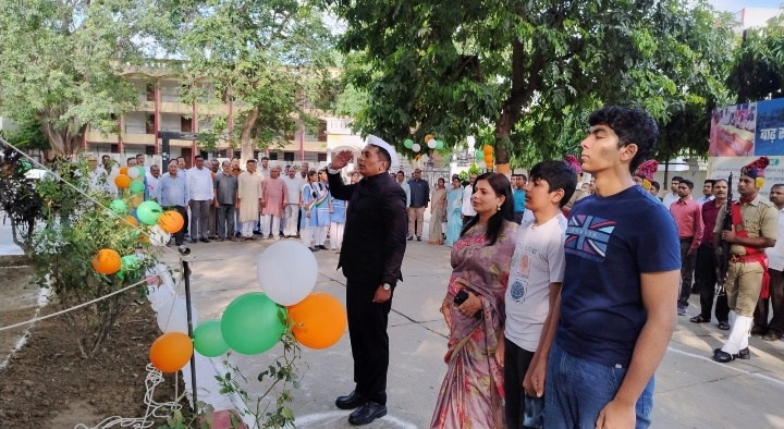 79वें स्वतन्त्रता दिवस पर मण्डलायुक्त ने कार्यालय पर किया ध्वजारोहण