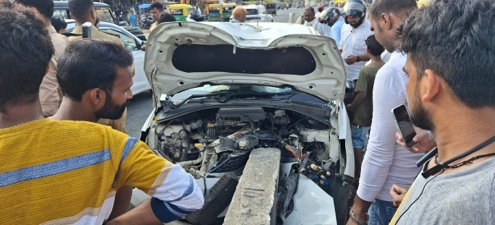 युवक को बचाने में डिवाइडर से टकराईं कार, महिला की हुई मौत 