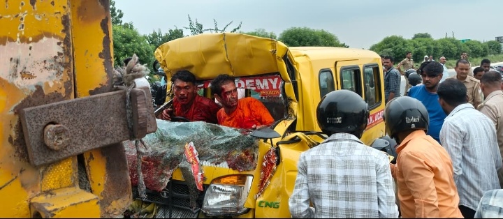 खड़े डम्फर में भिड़ी मैजिक पांच घायल