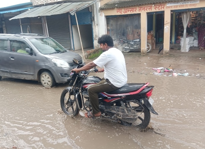 सड़क पर बहते गंदे पानी से छात्र सहित राहगीर परेशान 