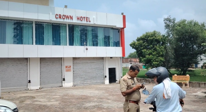 ग्रामीणों ने होटल को घेरा, अंदर से निकले 12 जोड़े 