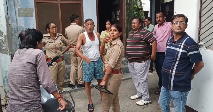 आजमगढ़। बंद घर में घुसे चोरों ने लगभग ढाई लाख के सामान पर किया हाथ साफ