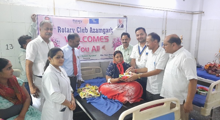 रोटरी क्लब द्वारा महिला अस्पताल में प्रसूताओ में बांटी गई पोषण सामग्री