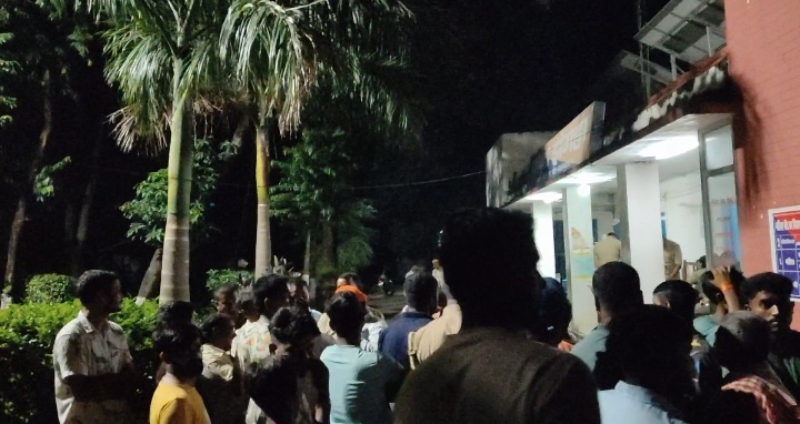 गोरखपुर -: एक समुदाय के झंडे और तिरंगे के मामले को लेकर झंगहा थाना का हुआ घेराव