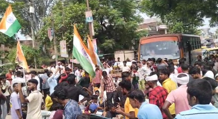 गोरखपुर -: तिरंगा फटने के मामले को लेकर उग्र युवा सड़कों पर