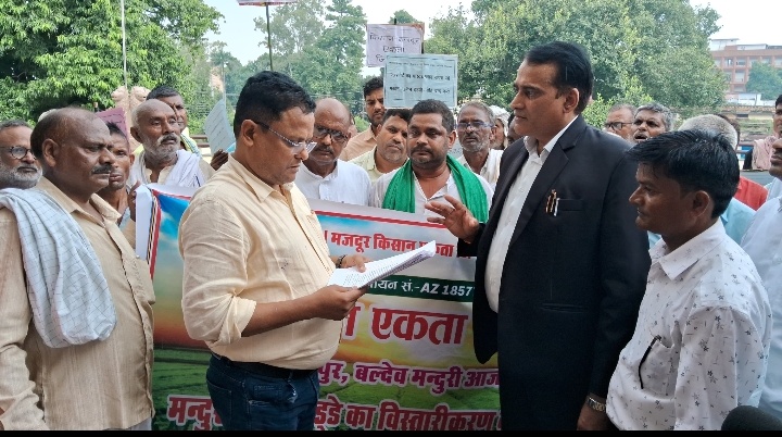 एयरपोर्ट विस्तारीकरण के नाम पर जमीन छीने जाने का आरोप लगा किसानों ने जुलूस निकाल किया प्रदर्शन,