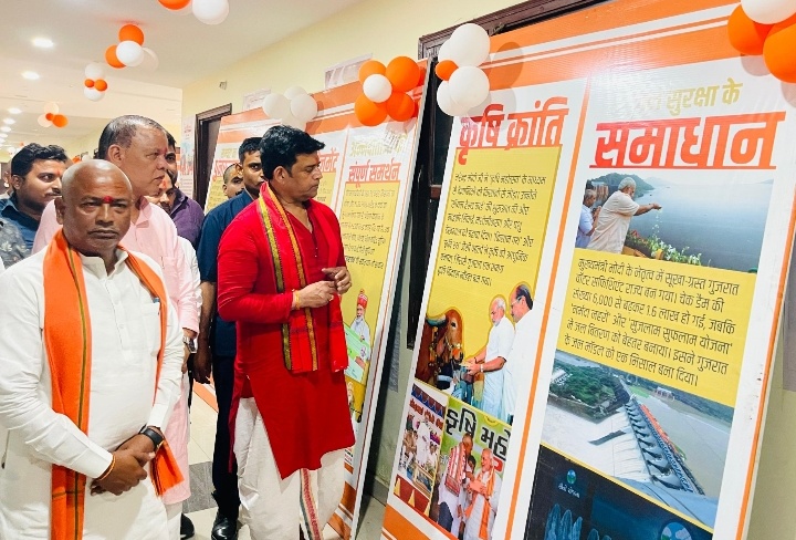 सांसद रवि किशन हुए भावुक, मोदी जीवन प्रदर्शनी का किया अवलोकन