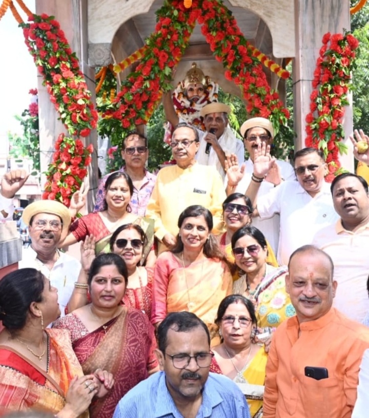 श्री काशी अग्रवाल समाज ने अग्रसेन जयंती का शुभारंभ आरती व माल्यार्पण के साथ किया