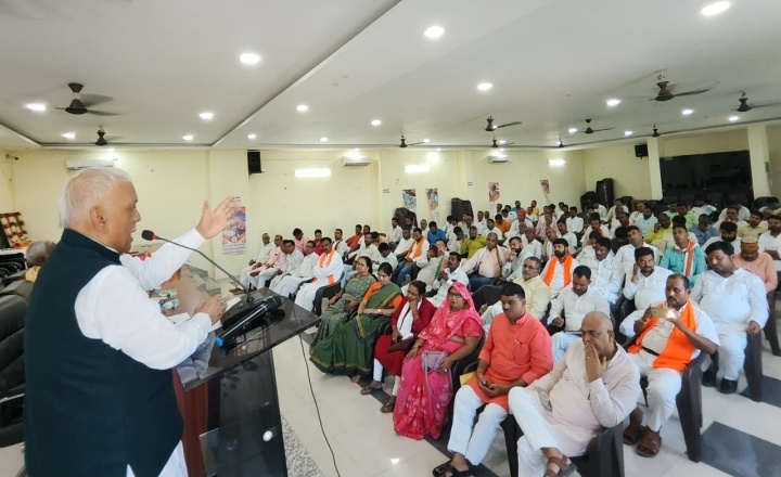 डॉ. त्रिपाठी: प्रधानमंत्री मोदी के नेतृत्व में भारत आत्मनिर्भर बनने की राह पर तेज़ी से अग्रसर