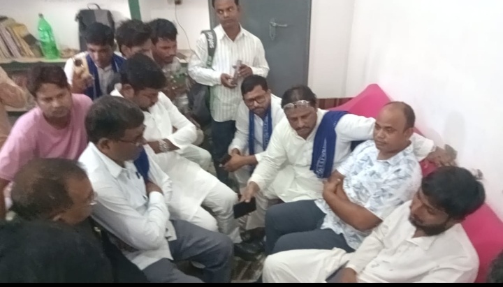सिधारी मासूम हत्याकांड : परिजनों से मिला बसपा का प्रतिनिधि मंडल, पुलिसिया कार्रवाई से नहीं दिखा संतुष्ट। 
