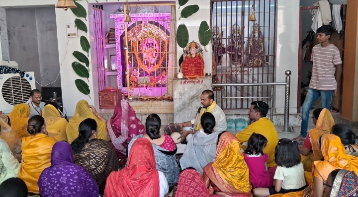 शारदीय नवरात्रि के षष्ठी पावन पर्व  पर दुर्गा देवी जी का भजन और कीर्तन  आयोजन किया