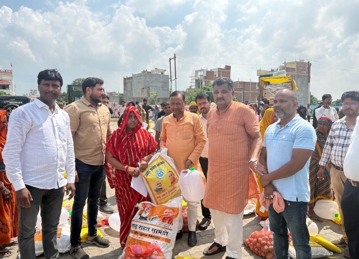बाढ़ प्रभावितों की मदद को आगे आए विधायक विपिन सिंह